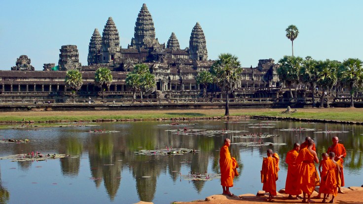 Buddhist monks & Angkor Wat