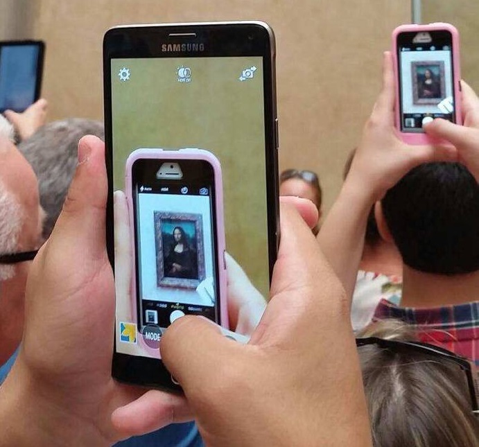 photo of a photo of mona